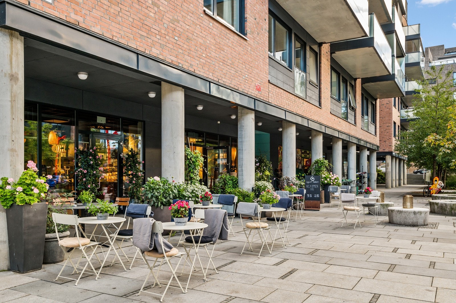 I Kværnerbyen finner du hyggelige kafeer og restauranter i tillegg til både Kiwi og Extra. Galleribilde