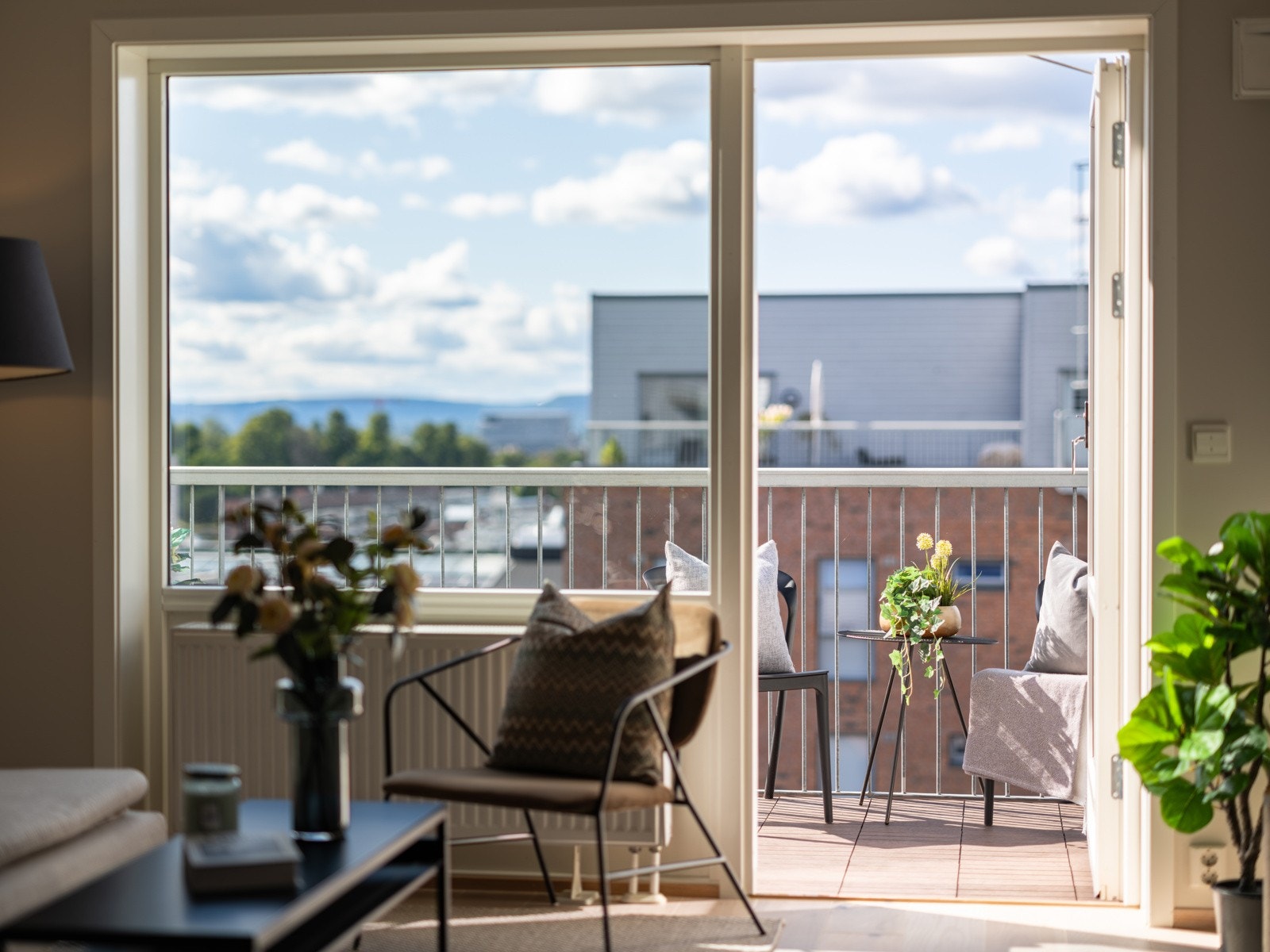 Fra stuen har du utgang til en flott vestvendt balkong på ca. 8m² med gode solforhold til sent på kveld. Galleribilde