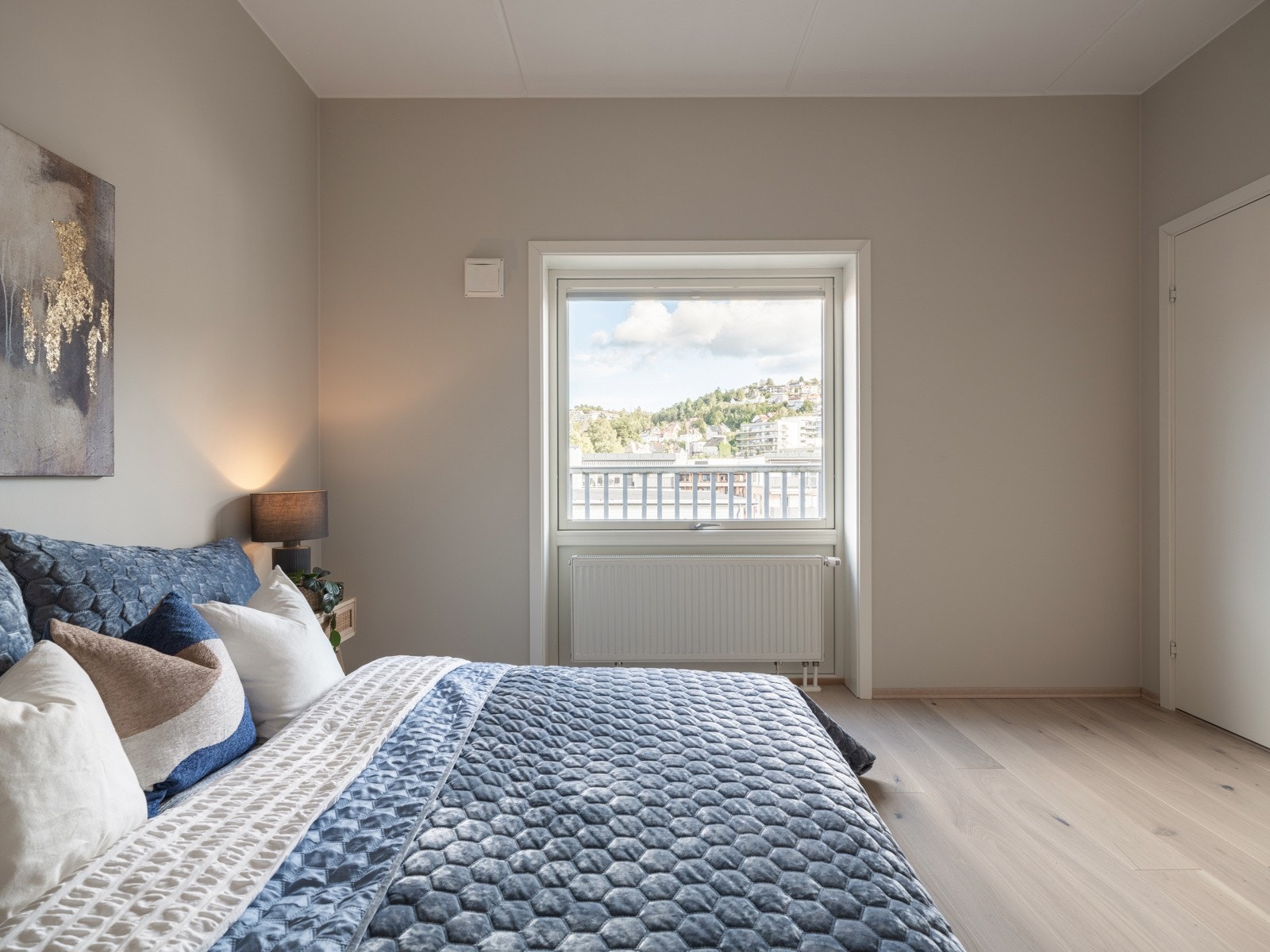 Soverommet har den samme gode og oppgraderte standarden fra 2025 som resten av leiligheten. Soverommet har nye lystette plissegardiner. Galleribilde