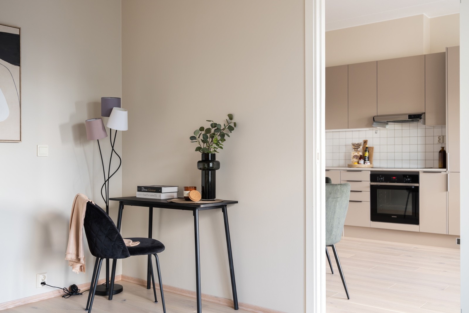 God oppgradert standard med ny enstavs parkett på gulv, nymalte overflater og nye lister. Galleribilde