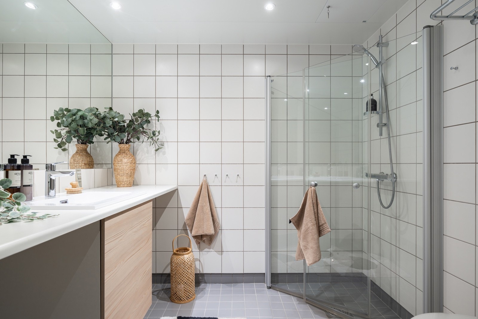 Leiligheten har et lyst flislagt baderom fra byggeåret 2009. Baderommet har grå fliser på gulv med gulvvarme, hvite fliser på veggene, downlights i himlingen og mekanisk avtrekk. Galleribilde