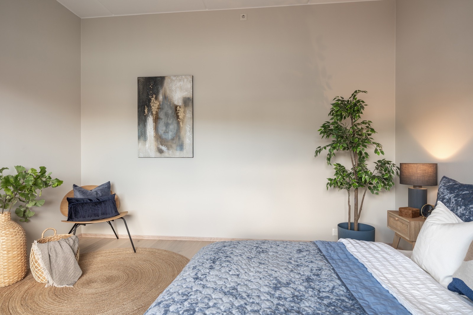 Den gode størrelsen gir plass til dobbeltseng, kontorpult, kommoder eller andre garderobeløsninger. Galleribilde