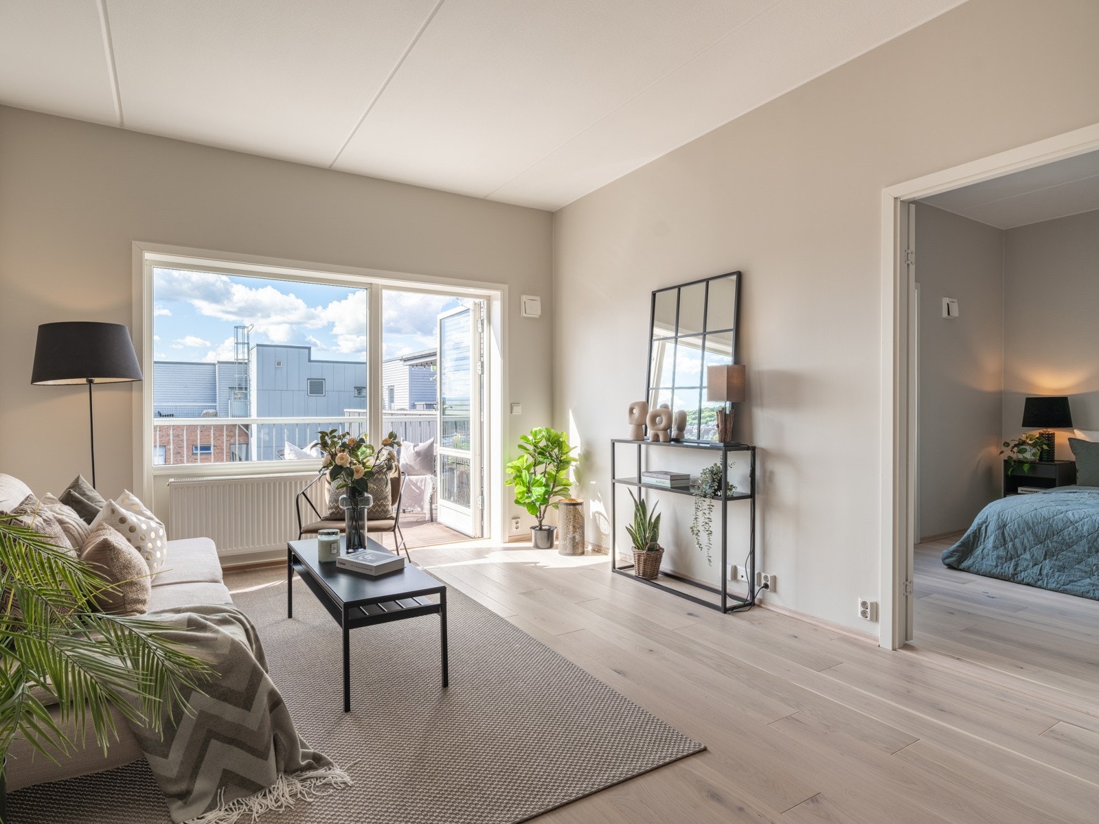 Lysinnslippet sammen med ekstra takhøyde på ca. 2,8 meter, gir en god og luftig romfølelse. Galleribilde