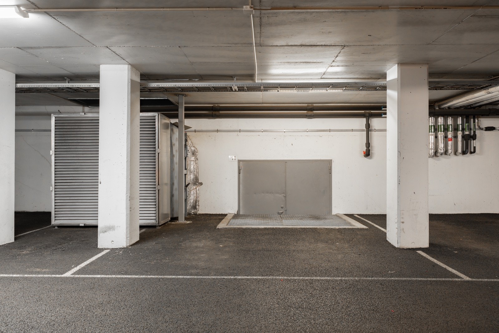 I tillegg disponeres en stor garasjeplass (bredde på ca 3,5 meter) med mulighet for å etablere lading i felles garasjeanlegg, samt en kjellerbod på ca. 5m². Galleribilde