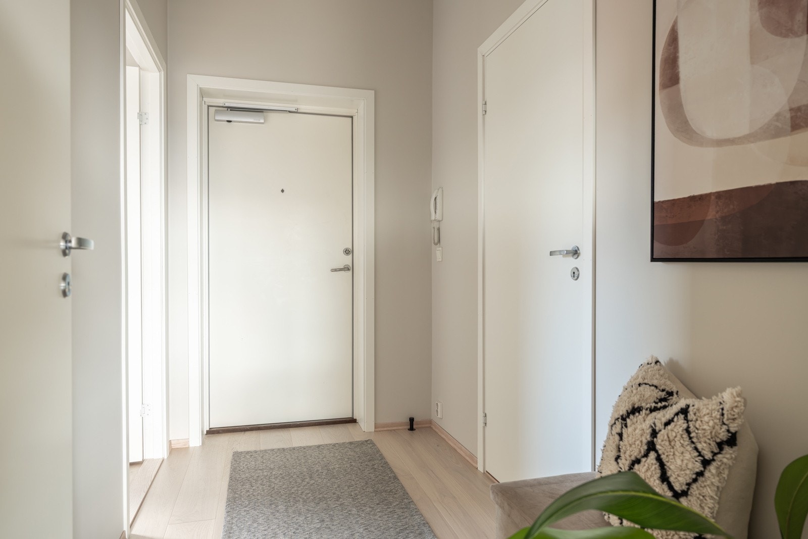 Du ønskes velkommen inn i en lys og innbydende entré. Når du entrer leiligheten, får du umiddelbart et positivt inntrykk av den lyse og fine leiligheten. Galleribilde