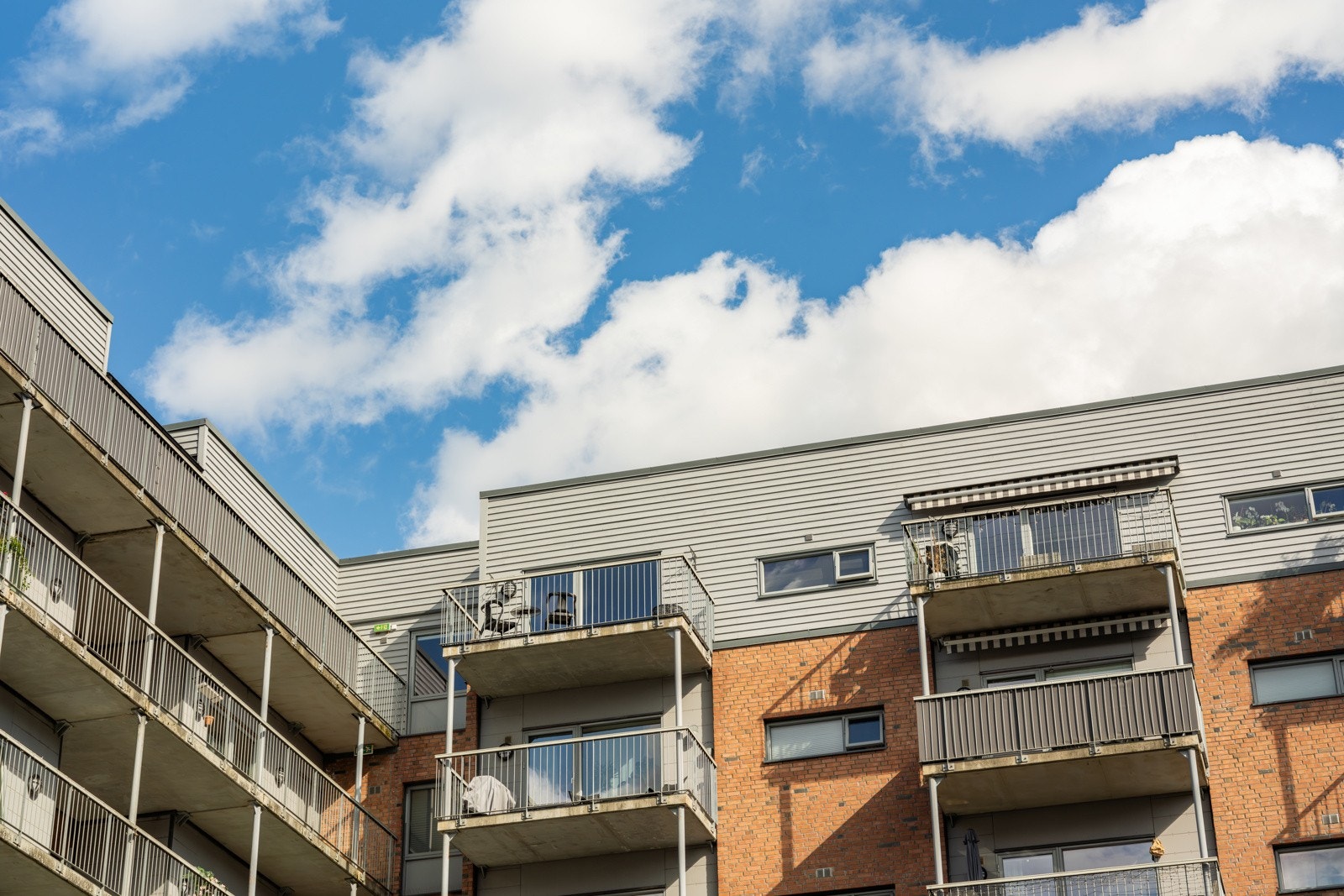 Leiligheten har en god intern beliggenhet i byggets toppetasje (8. etasje). Her bor du godt i et nyere og moderne bygg fra 2009 med garasjeplass i kjelleren, heis og oppvarming med fjernvarme. Galleribilde