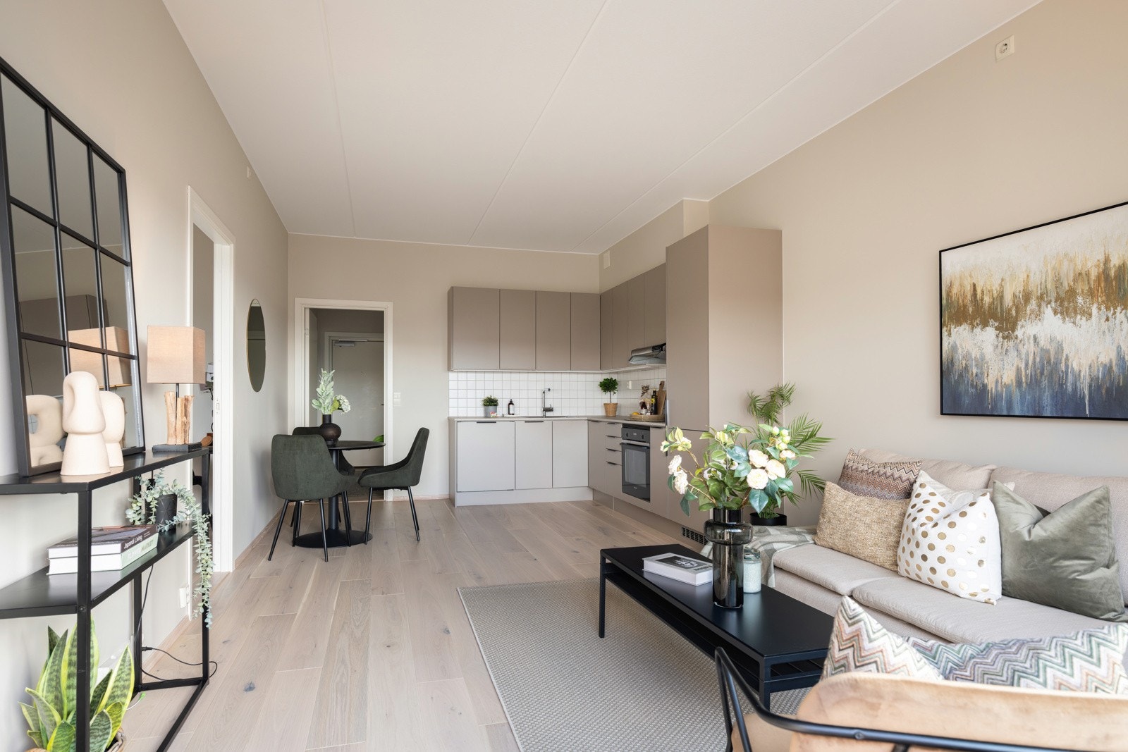 Stuen er romslig med god plass til sofagruppe med salongbord, mediemøblement med tv og et spisebord i tilknytning til kjøkkenet. Galleribilde