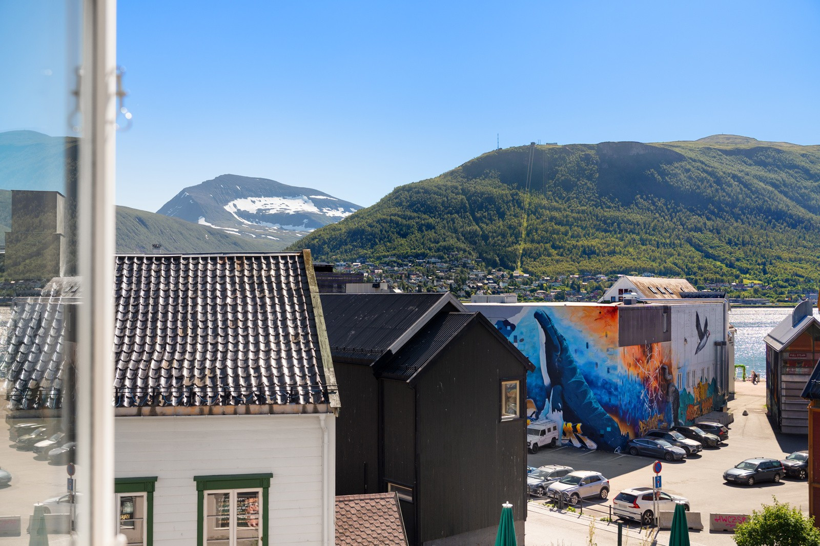 Flott utsikt over fløya og tromsdalstinden fra leiligheten