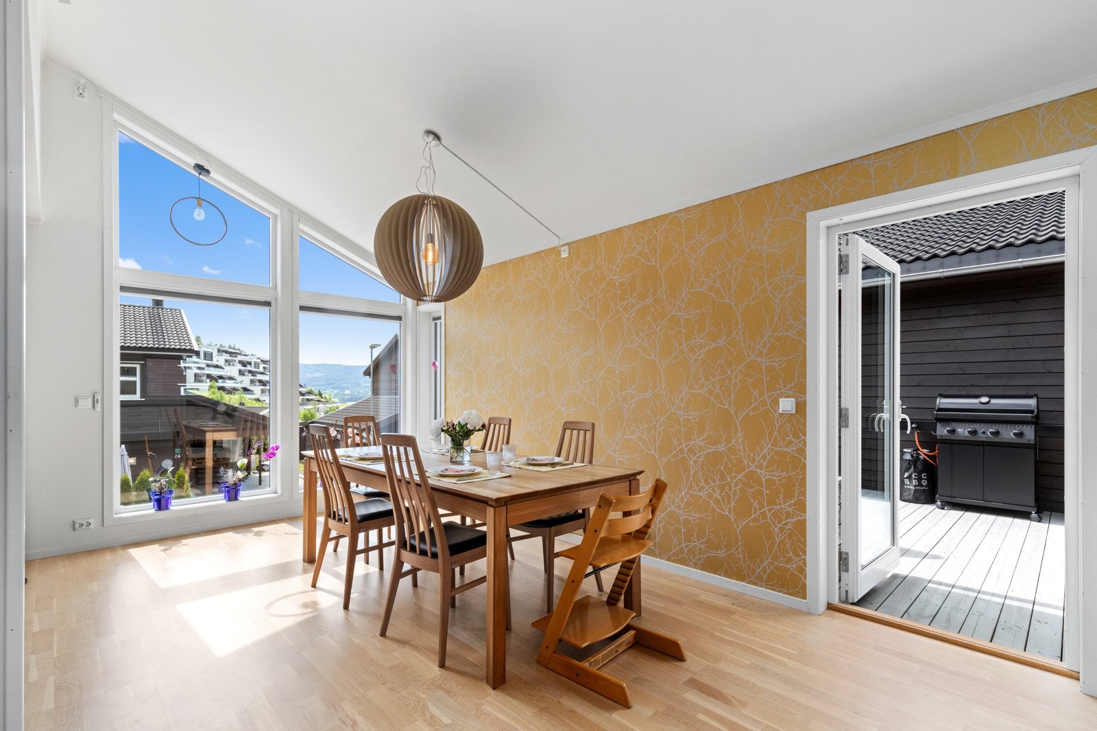 Store vindusflater gir rikelig med naturlig lys og en luftig romfølelse Galleribilde