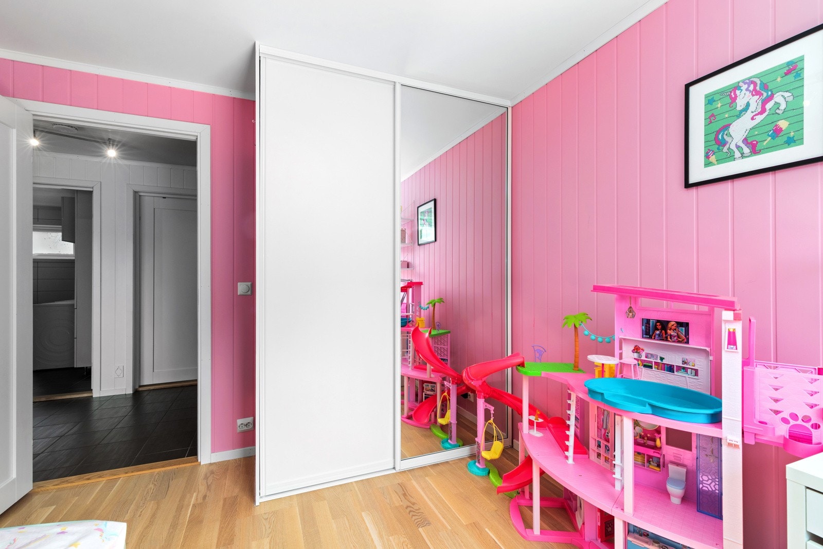 Rommet er malt i en frisk og energisk rosafarge - et drømmerom for barna Galleribilde