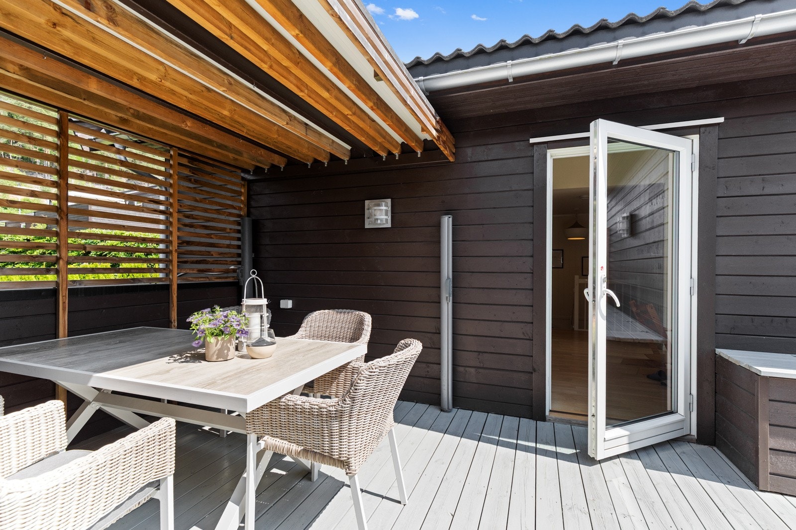 Det er utgang til terrassen fra stuen Galleribilde