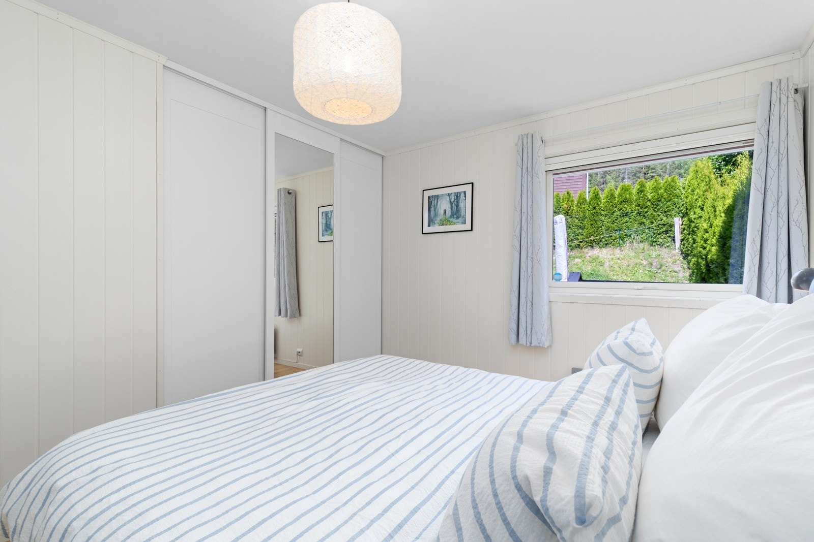 Garderobeinnredning med gode oppbevaringsmuligheter Galleribilde