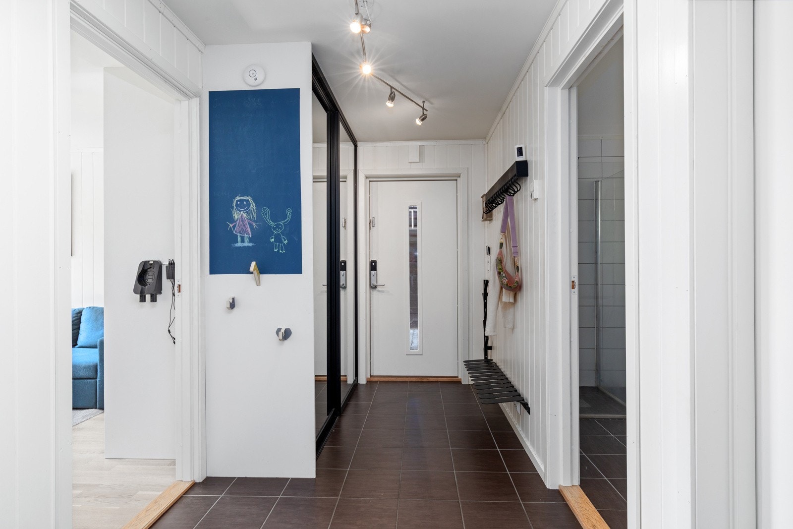 Flislagt entré med varmekabler og praktisk gardeobeløsning Galleribilde