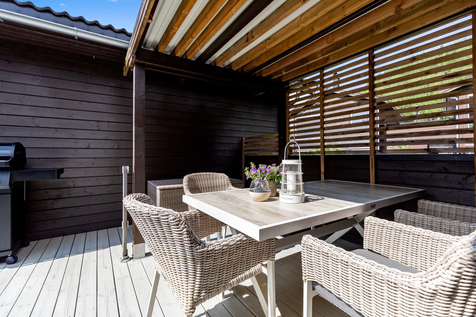 Overbygget terrasse med plass til spisegruppe Galleribilde
