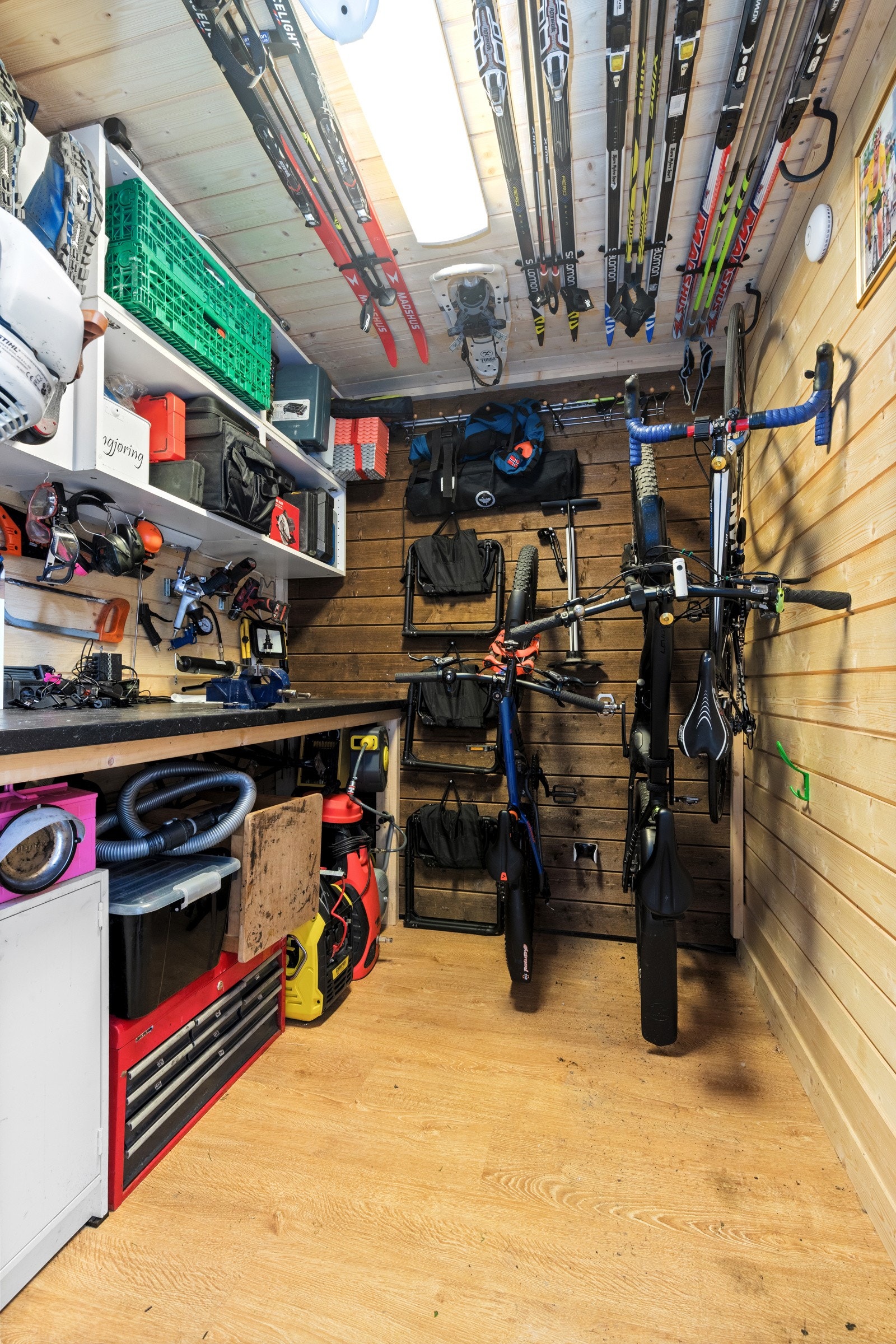 Utebod med god lagringsplass Galleribilde