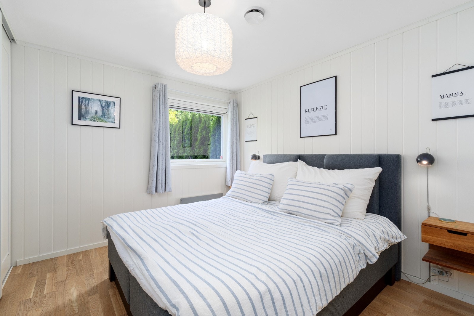 Hovedsoverommet er lyst og luftig med plass til dobbeltseng Galleribilde