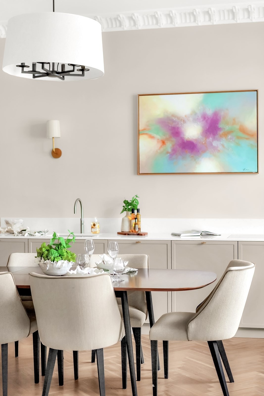 Kjøkkenet har mye god benkeplass og rikelig med skapplass for praktisk oppbevaring. Galleribilde