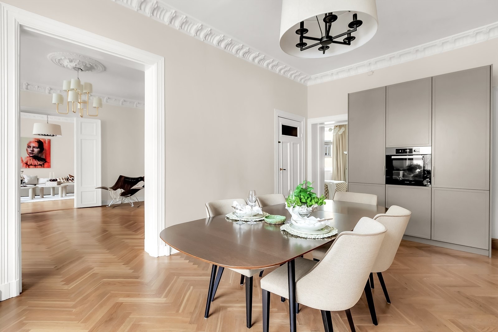 Midtpunktet i leiligheten er et romslig kjøkken med et stort kjøkkenbord i midten, som gir plass til mange gjester. Galleribilde