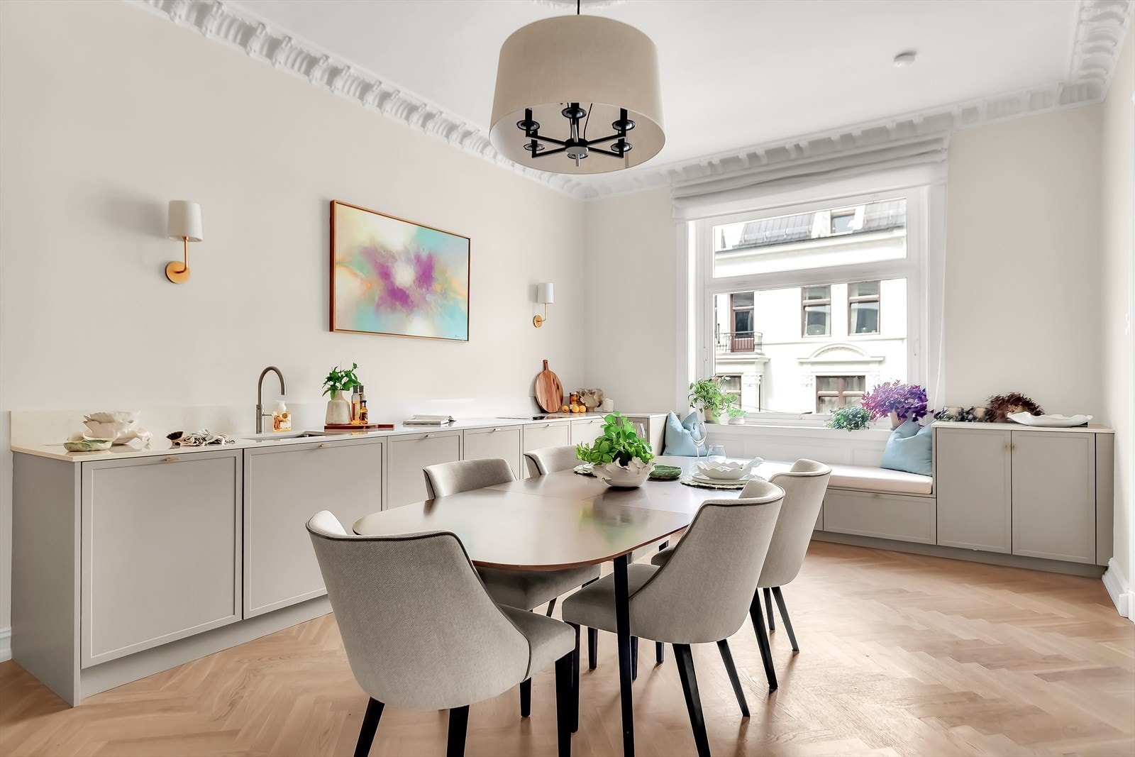 Kjøkkenet fremstår som både funksjonelt og estetisk, og er utstyrt med integrerte hvitevarer fra Miele - stekeovn, platetopp, kjøl/frys og oppvaskmaskin - alt tilrettelagt for en praktisk og effektiv hverdag. Galleribilde