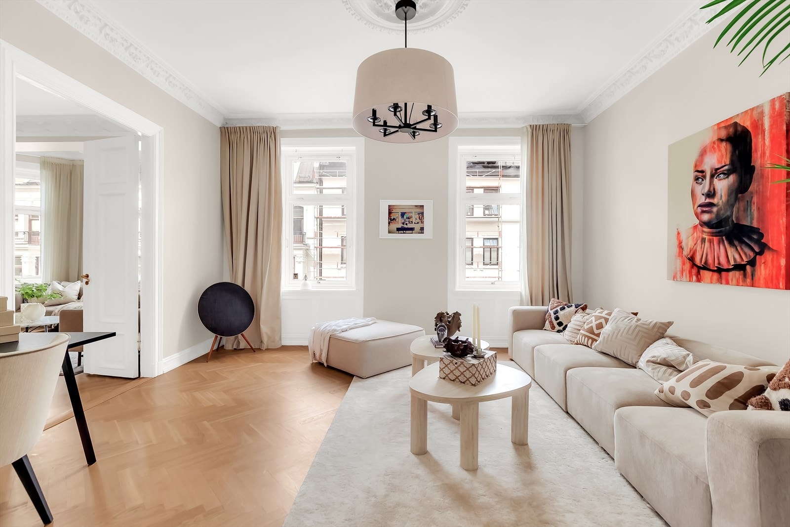 Klassiske detaljer som takrosett, stukkatur, karnapp og doble fløydører tilfører rommet karakter og eleganse. Galleribilde