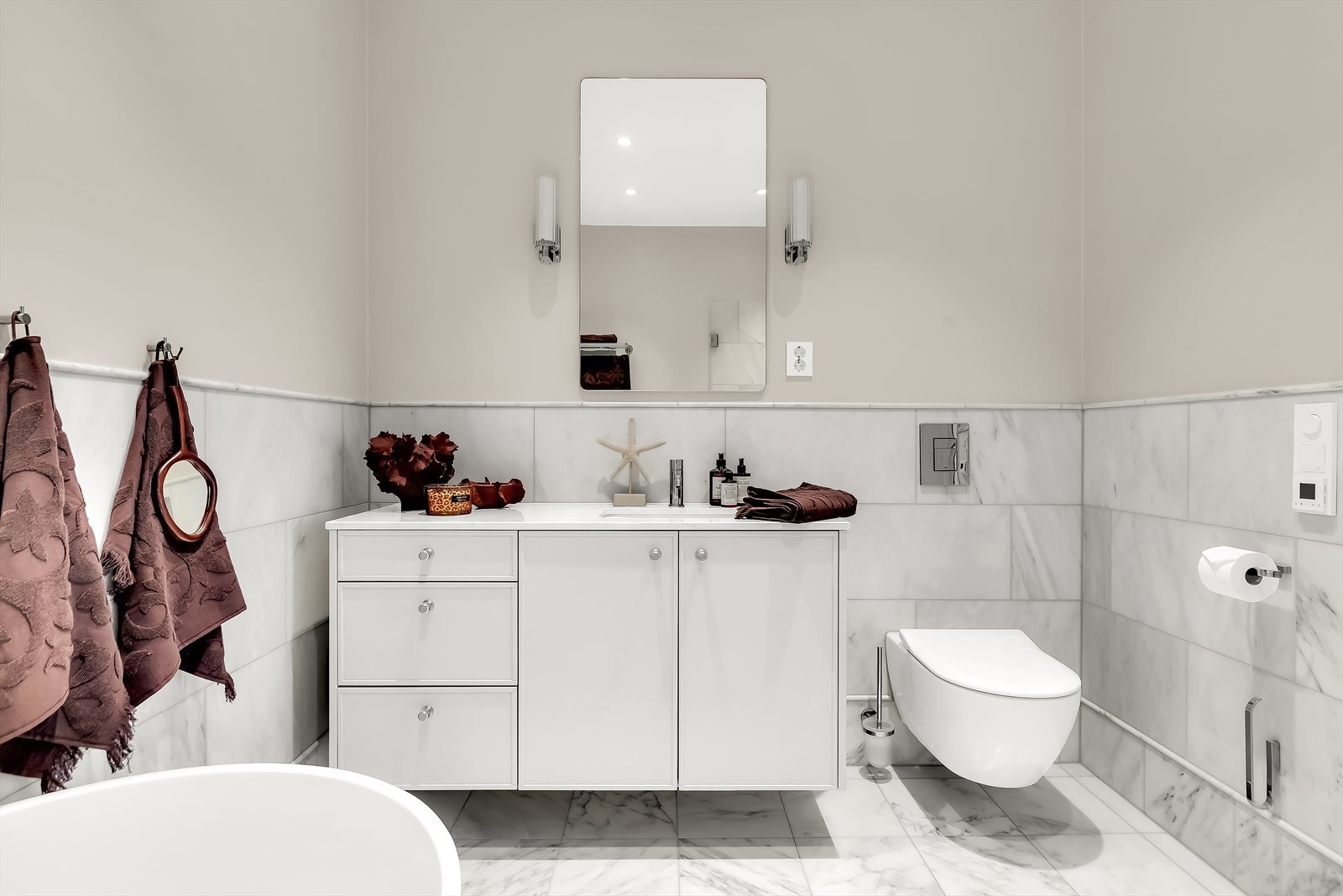 Stilrent baderom med downlights og gulvvarme, renovert i 2024. Innredet med eksklusive fliser fra Fired Earth som gir et tidløst uttrykk. Galleribilde