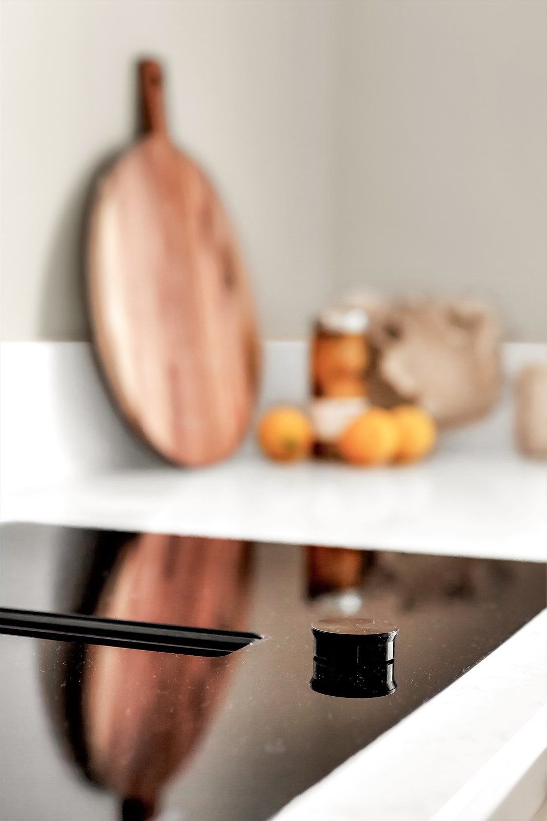 Ventilatoren er diskret integrert med kullfilter og nedfelt i en planlimt koketopp fra Gaggenau - en gjennomført og stilren løsning. Galleribilde