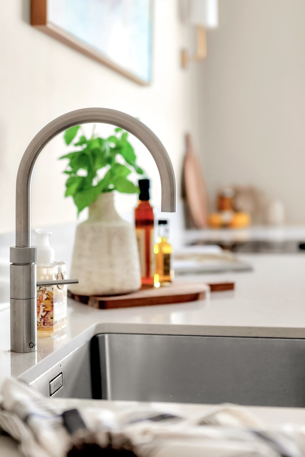 Kjøkkenet er utstyrt med Quooker-blandebatteri med kokende vannkran, installert i 2023 - en praktisk og moderne løsning i hverdagen. Galleribilde