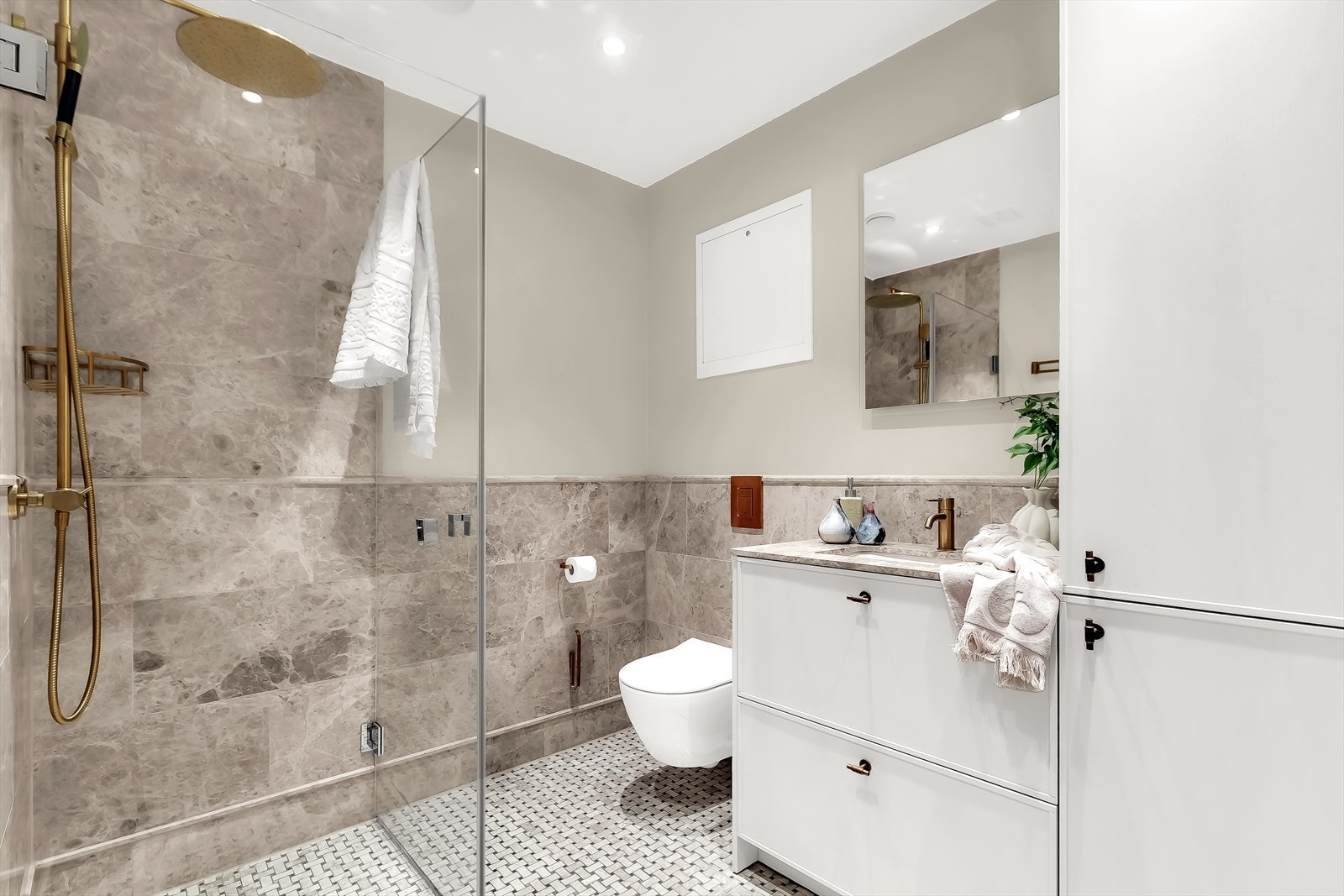 Lekkert baderom renovert i 2024 med downlights, eksklusive fliser fra Fired Earth og elegante detaljer i messing. Galleribilde