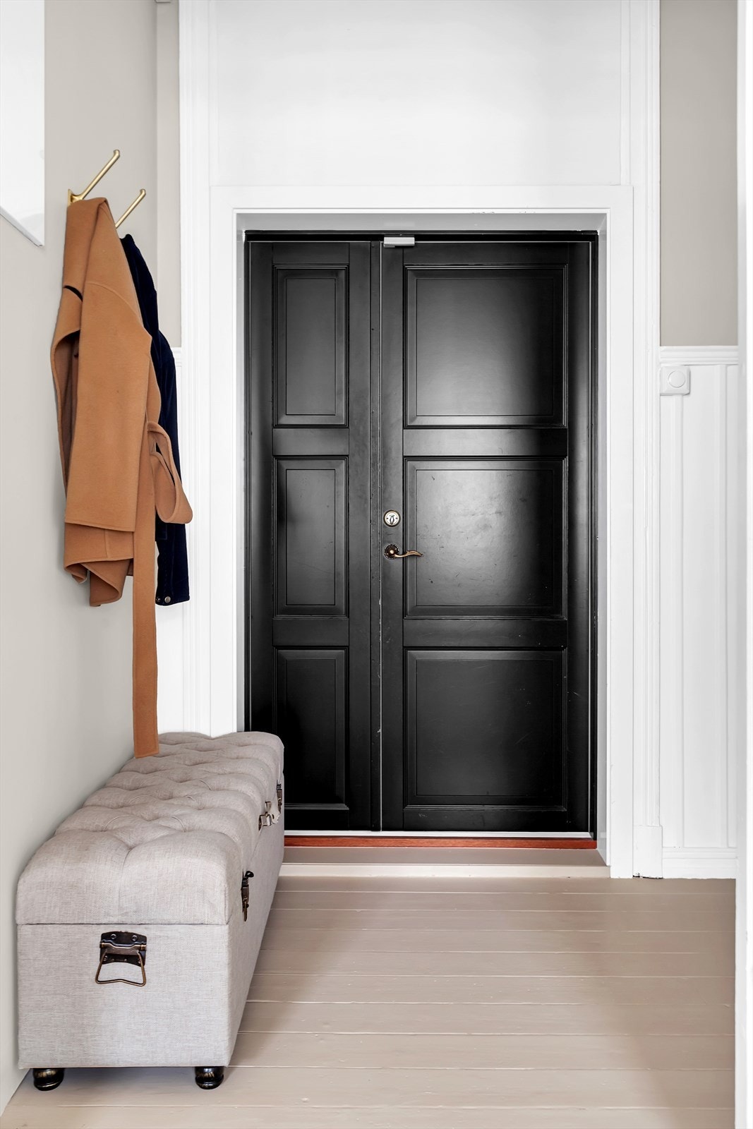 Leiligheten har en innbydende entré med originale, malte tregulv som gir et varmt og hyggelig førsteinntrykk. Galleribilde