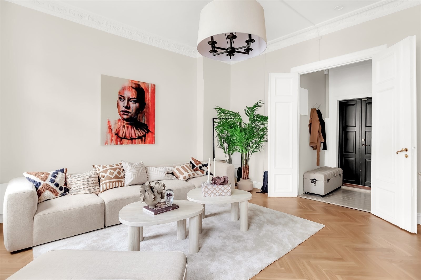 Gulvet er belagt med vakker fiskebeinsparkett, og de lyse, delikate fargene skaper en innbydende atmosfære - et perfekt lerret for å forme ditt drømmehjem. Galleribilde