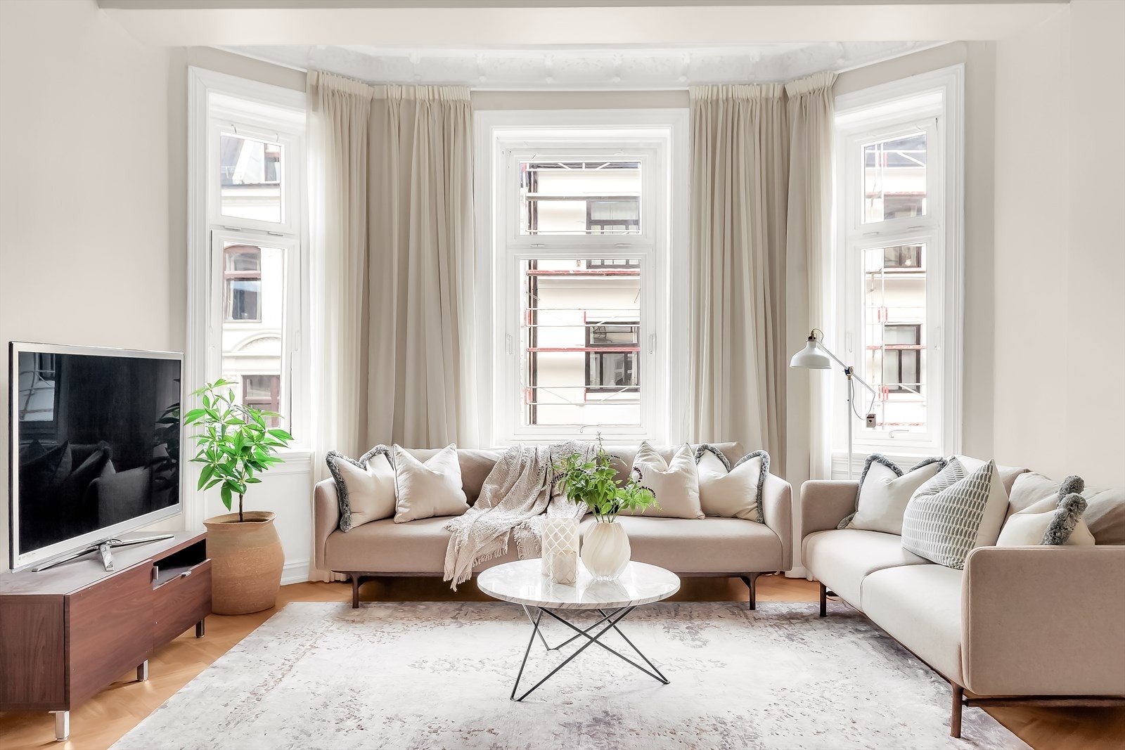 Leiligheten har et sjarmerende karnapp som tilfører ekstra lys og romfølelse. Her er det god plass til en komfortabel sofagruppe, perfekt for avslapning og hyggelige stunder. Galleribilde