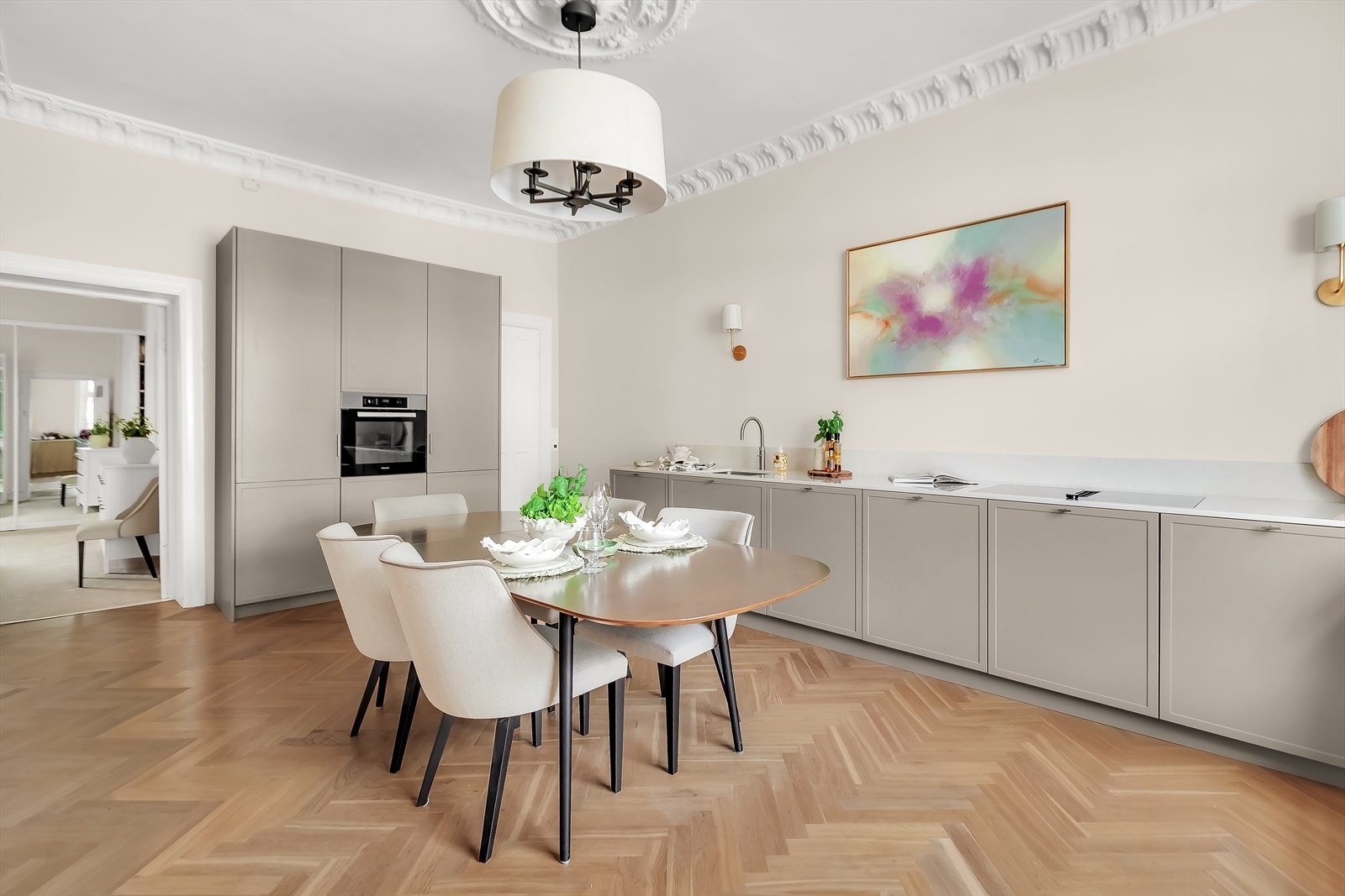 Leiligheten byr også på et svært flott og romslig kjøkken. Rommet kjennetegnes av vakre detaljer som takrosett, stukkatur, fiskebeinsparkett og store vindusflater som gir godt med naturlig lys.' Galleribilde