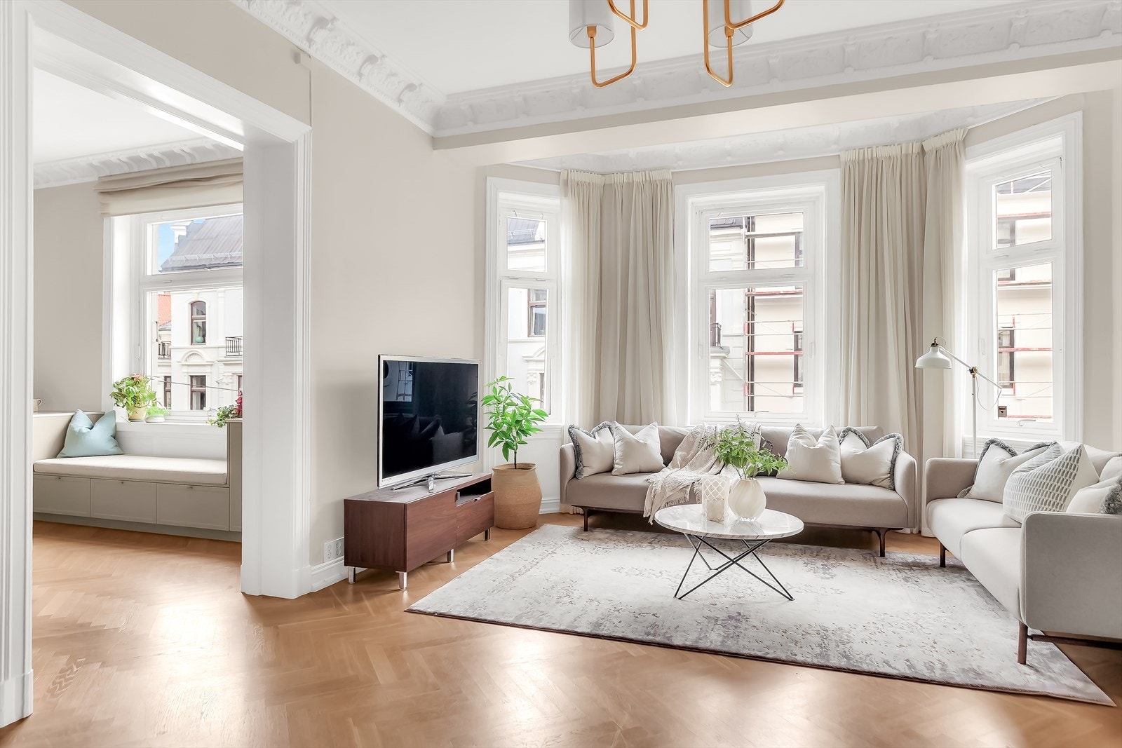 Karnappet skaper et lyst og innbydende hjørne som gjør stuen enda mer trivelig. Alle gardinene er sydd på mål, noe som gir et godt helhetsinntrykk. Galleribilde