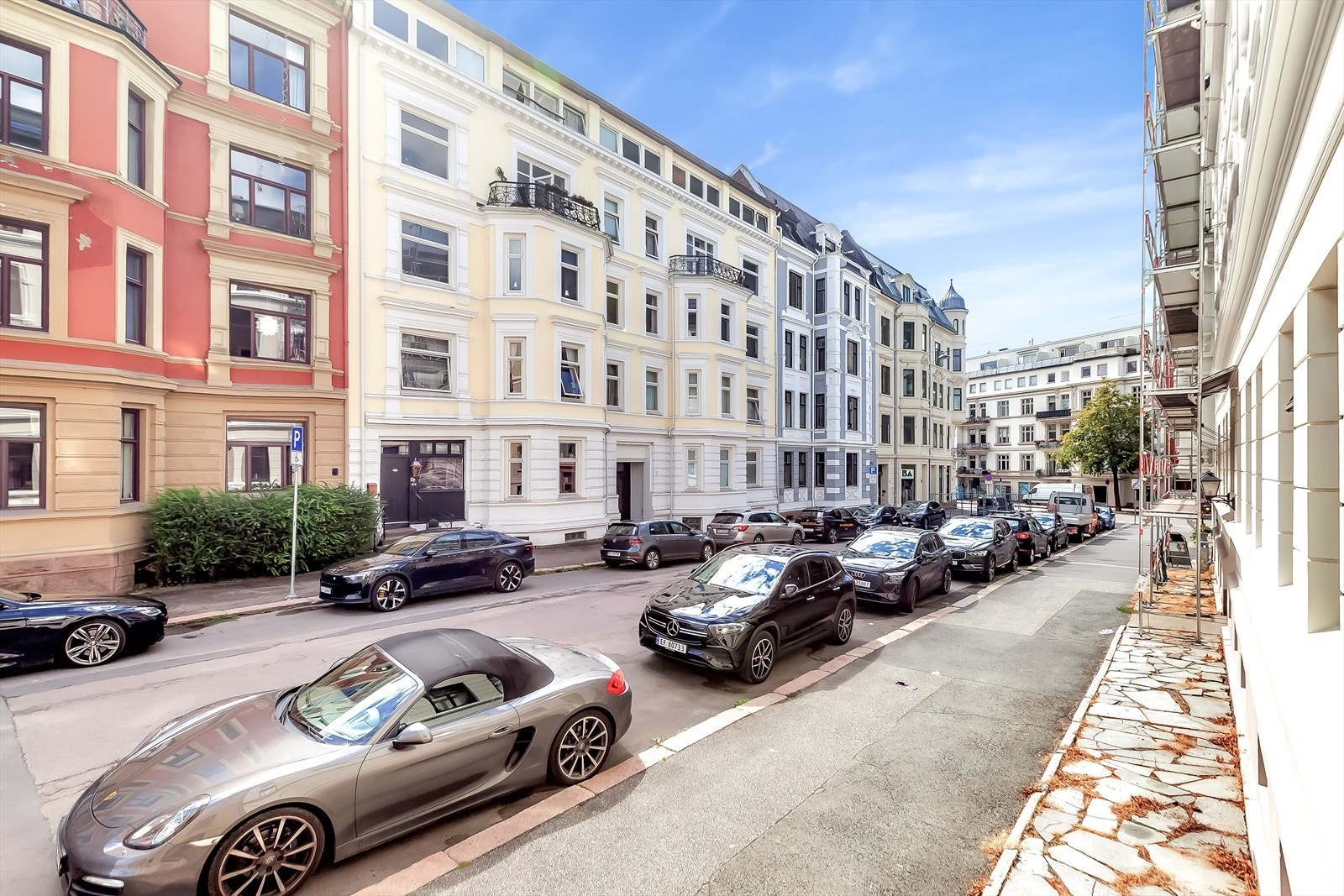 Beliggenheten er uslåelig - midt i hjertet av Frogner med grøntområder, restauranter og butikker like ved. Samtidig oppleves boligen som rolig og tilbaketrukket. Galleribilde