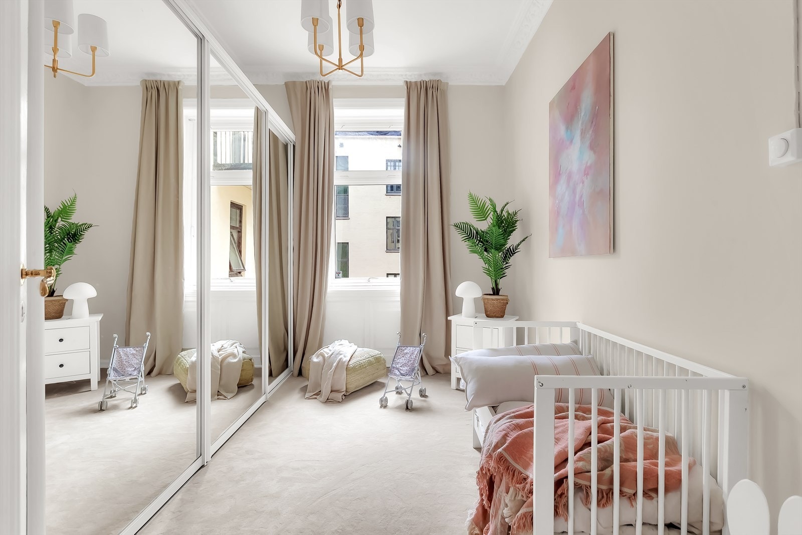 Soverom 2 har god plass til både seng og øvrige møbler, og er innredet med et mykt vegg-til-vegg-teppe i en varm beige tone som tilfører rommet en lun og behagelig atmosfære. Galleribilde