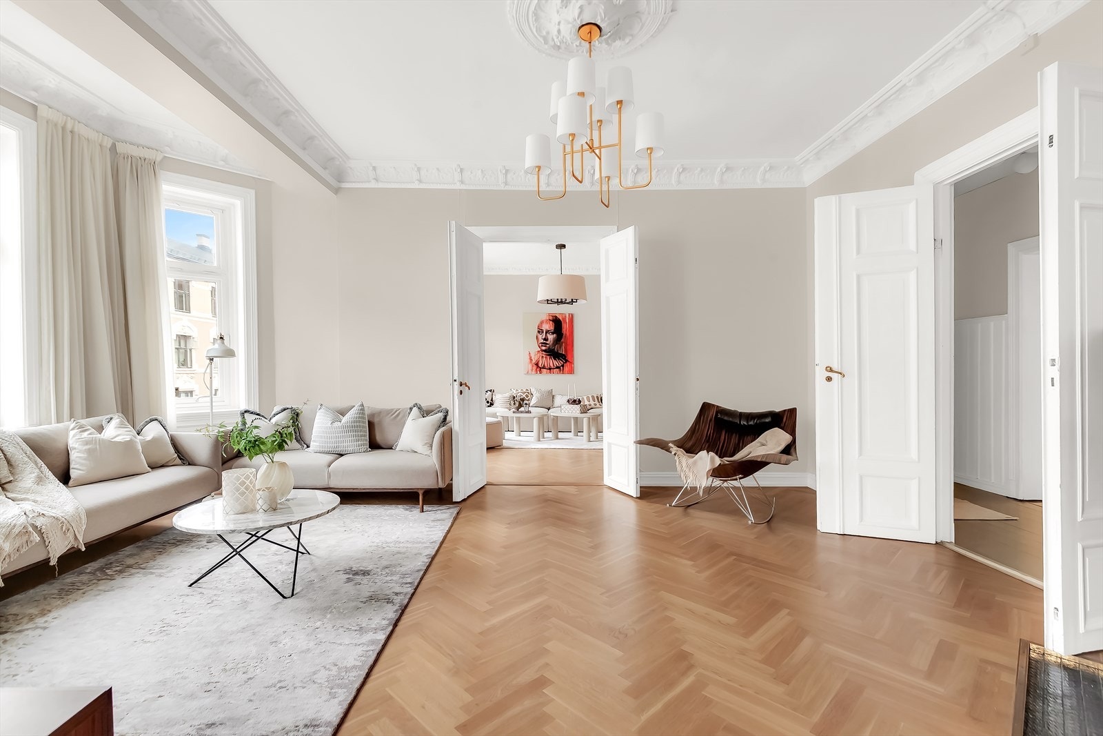 Velkommen til Odins gate 3A! Klassisk og sjarmerende 4-roms selveier på beste Frogner. Leiligheten er betydelig oppgradert med moderne løsninger og materialer av høy kvalitet. Galleribilde