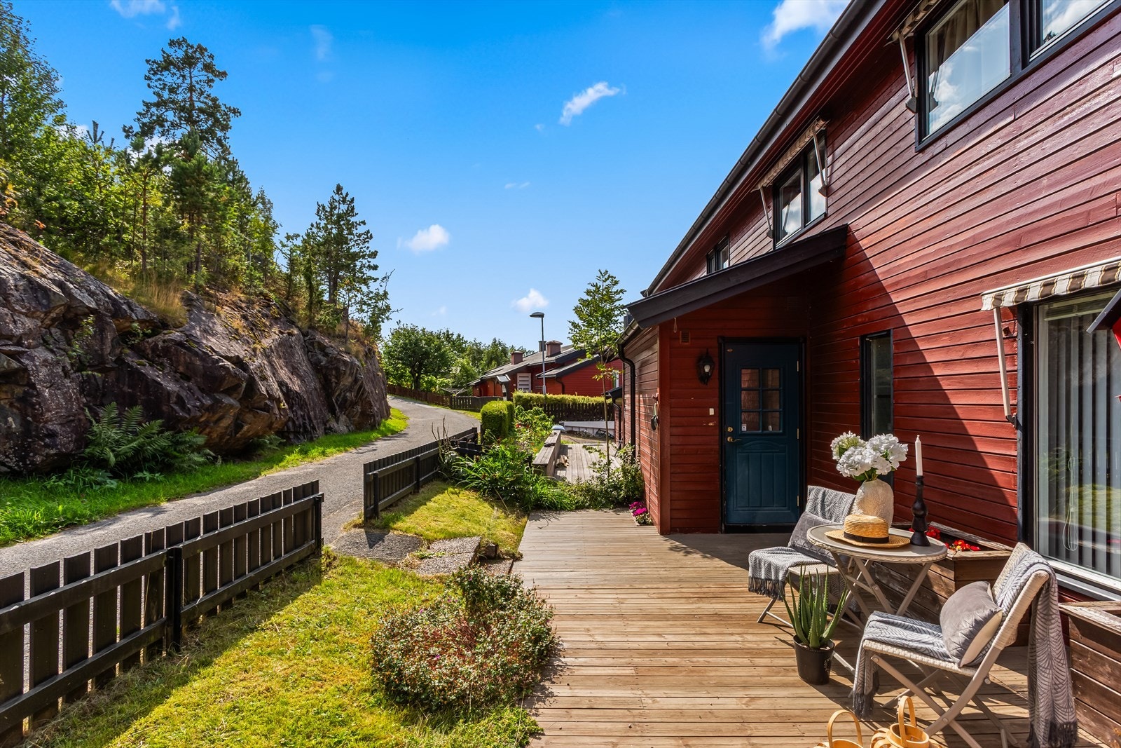 Flott opparbeidet inngangsparti med sørøstvendt terrasse (beiset i 2024) på ca. 10 kvm. Galleribilde