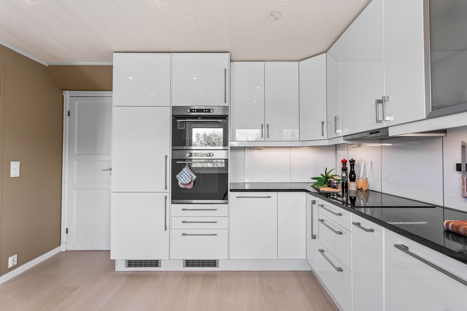 Kjøkken fra 2010 med glatte, slette fronter. Galleribilde