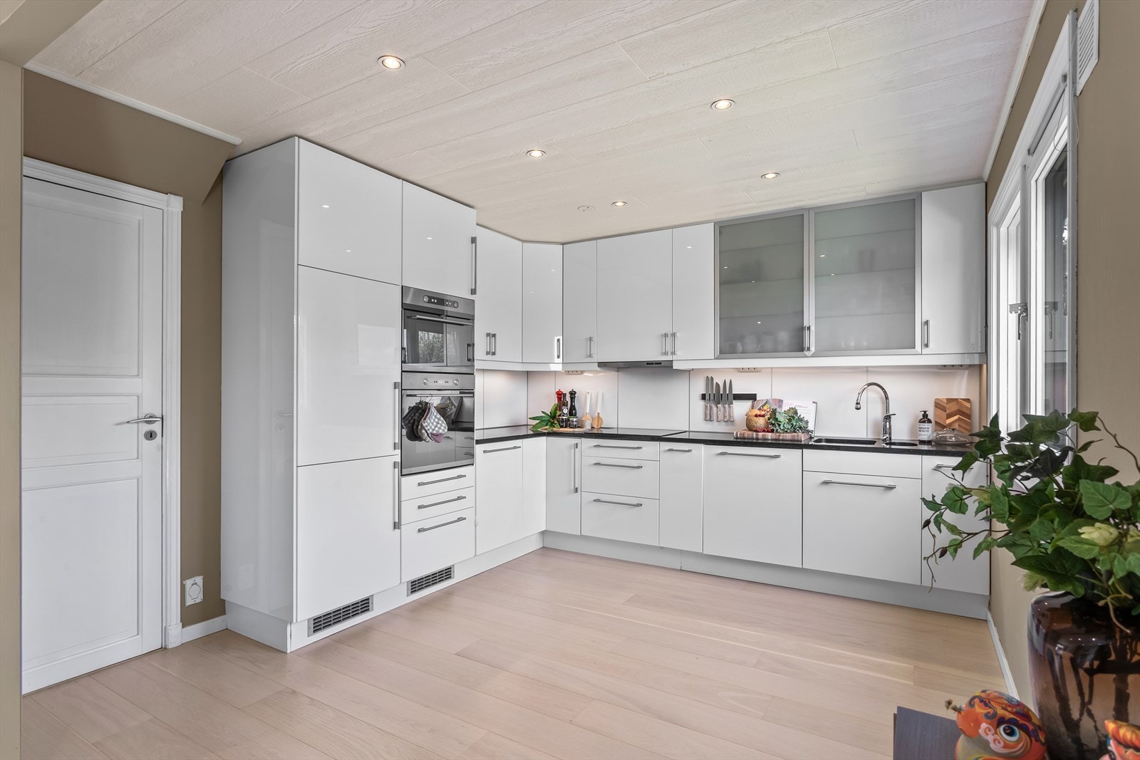 Integrerte hvitevarer består av oppvaskmaskin, kombiskap, mikrobølgeovn og stekeovn. Hvitevarene ble oppgradert i 2019, og kombinert kjøleskap er nytt fra
2025. Galleribilde