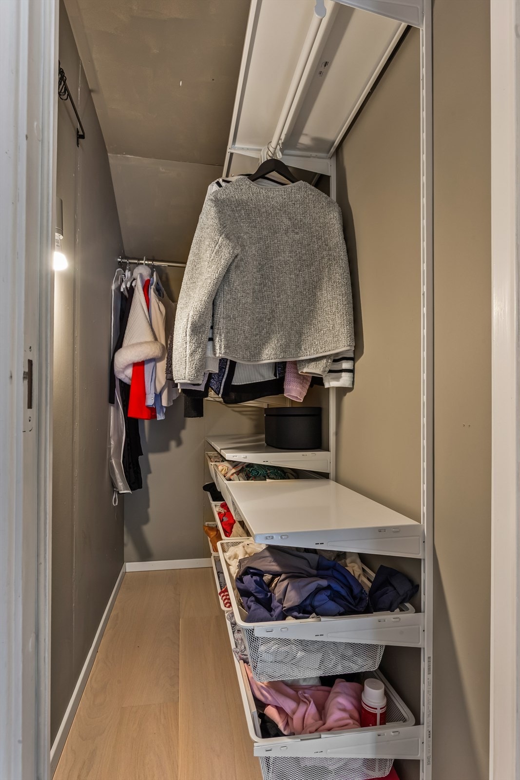 Bod i 2. etasje, innredet som walk-in closet med gode
oppbevaringsmuligheter. Galleribilde