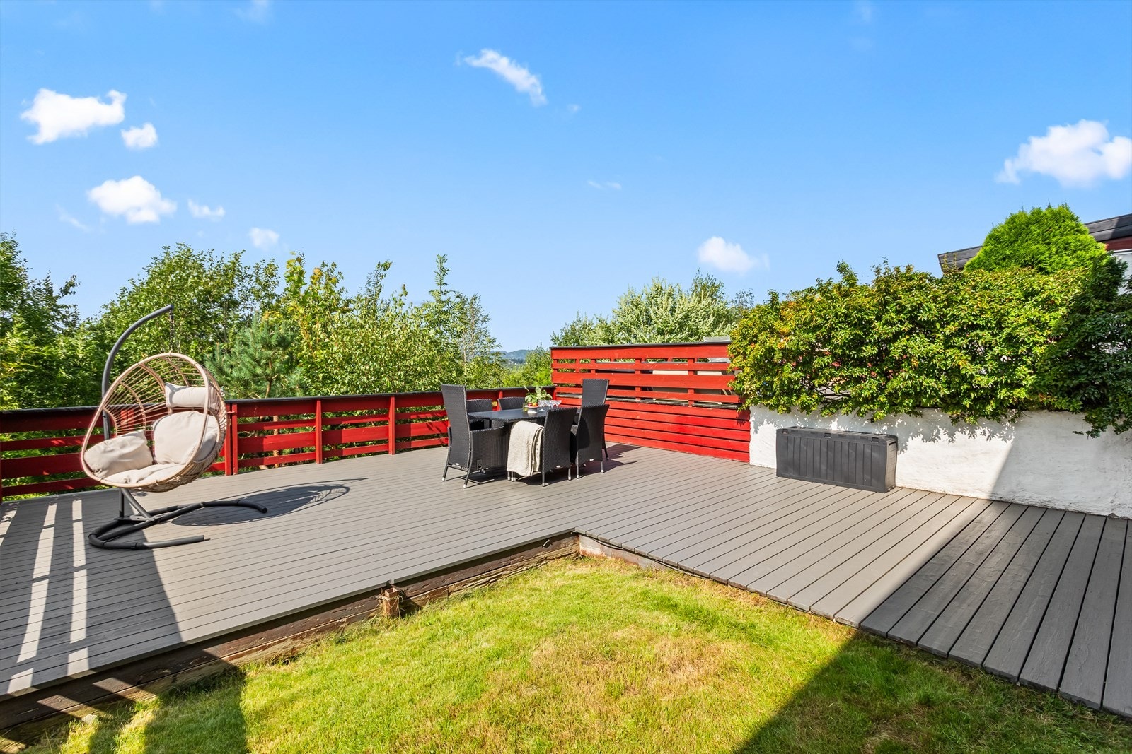 Terrassebordene ble malt sommert 2025. Galleribilde