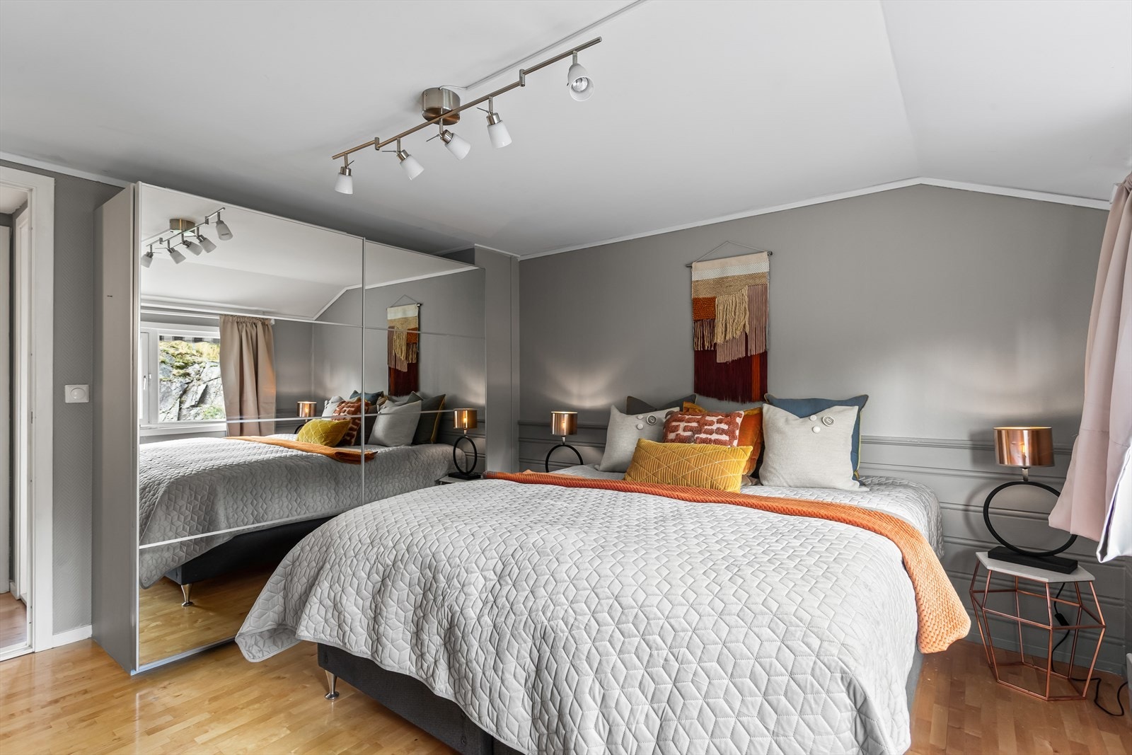 Hovedsoverom med skyvedørsgarderobe og adkomst til kott innredet som walk-in closet. Galleribilde