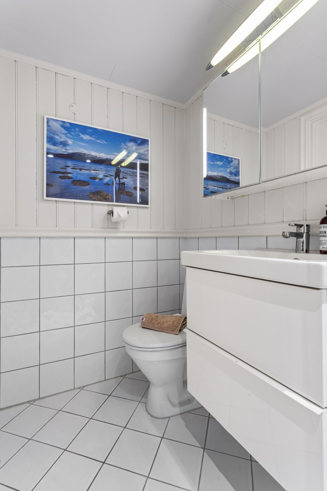 Innredning med servant og speilskap. Galleribilde