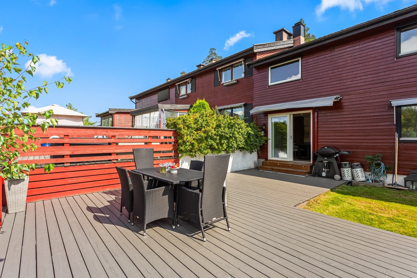 Veranda mot nord/vest på ca. 46 kvm, med utsikt mot Gjellumvannet. Galleribilde