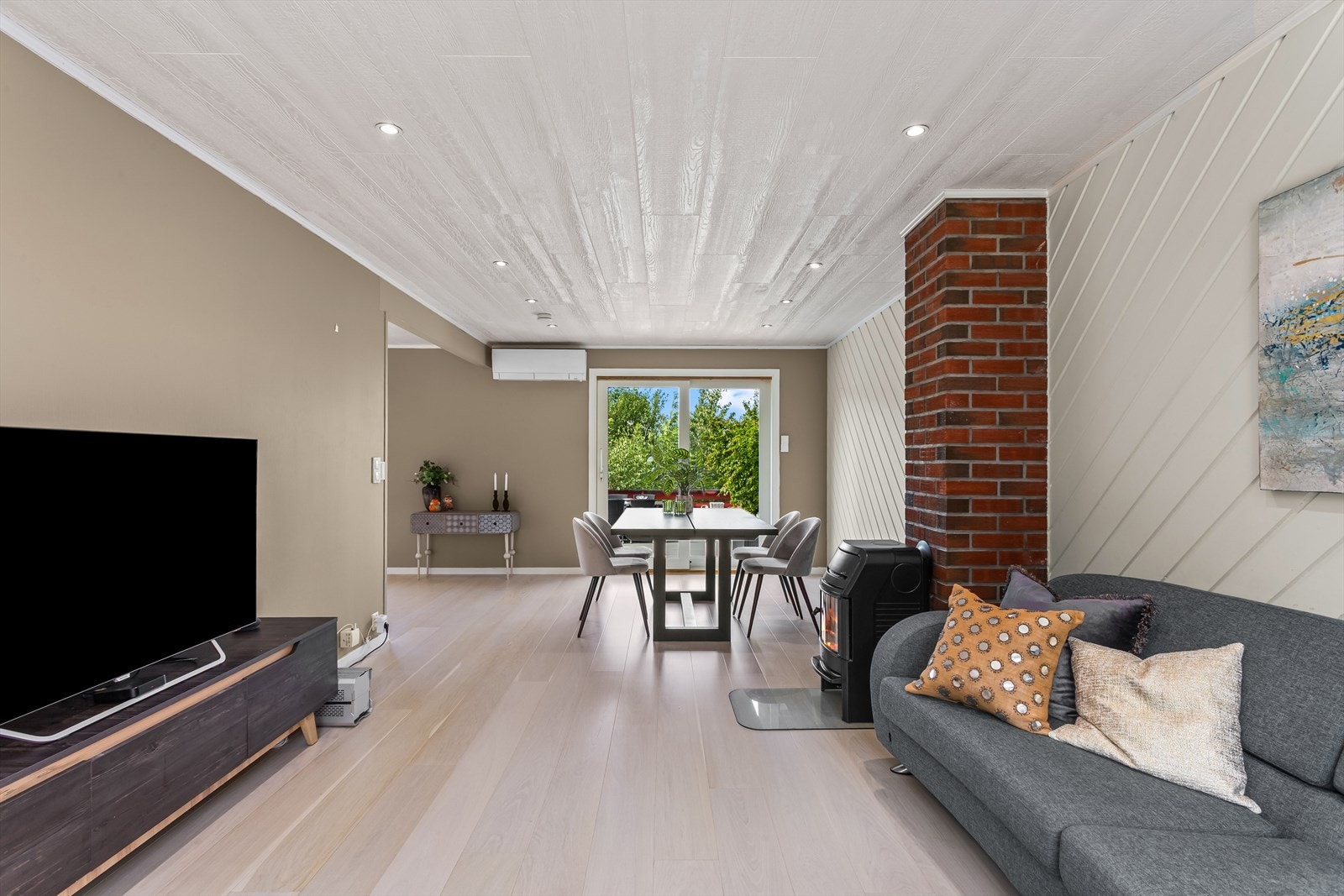 Plass til et stort spisebord med utgang til verandaen. Galleribilde