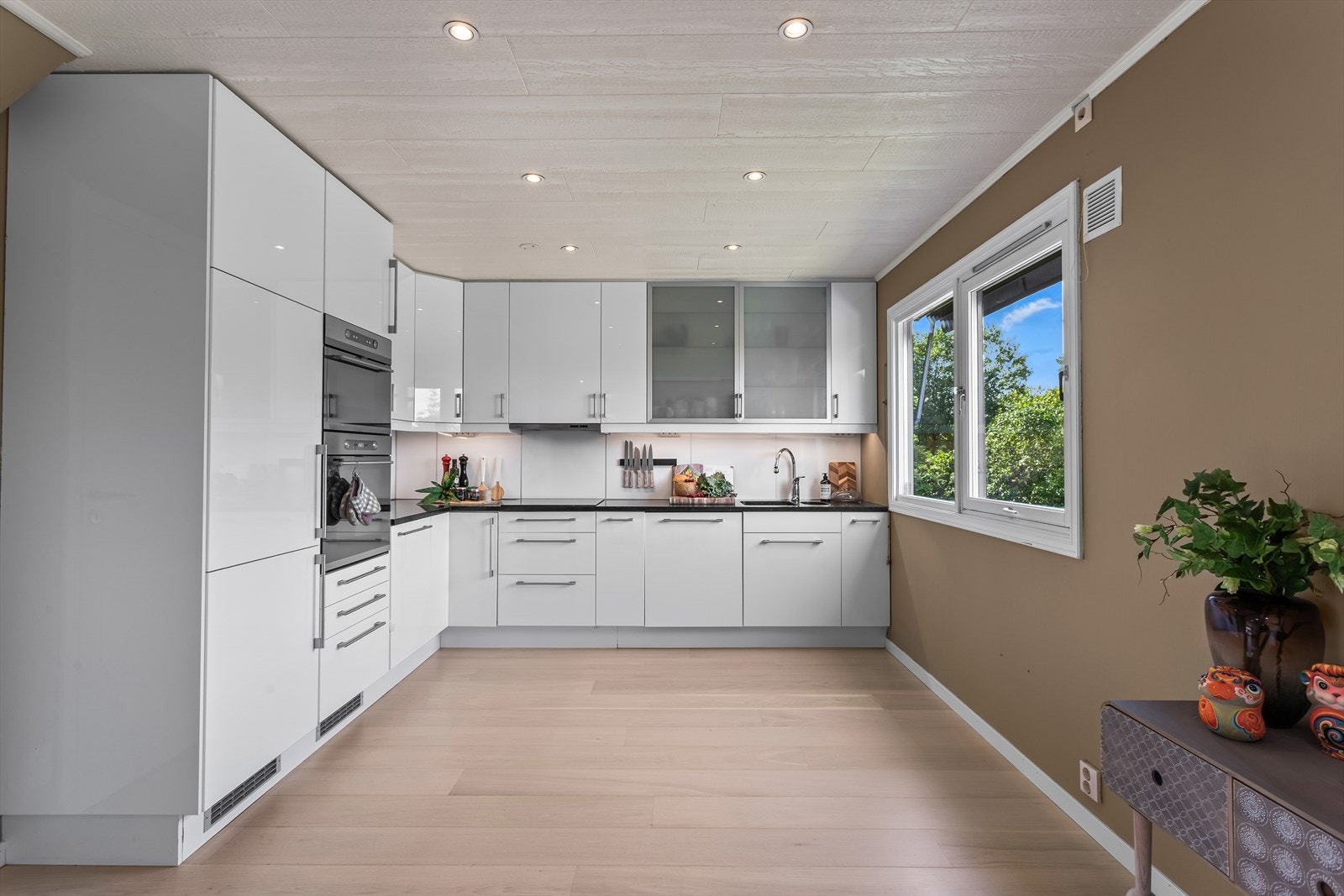 Benkeplate i steinmateriale med underlimt vask og platetopp. Galleribilde