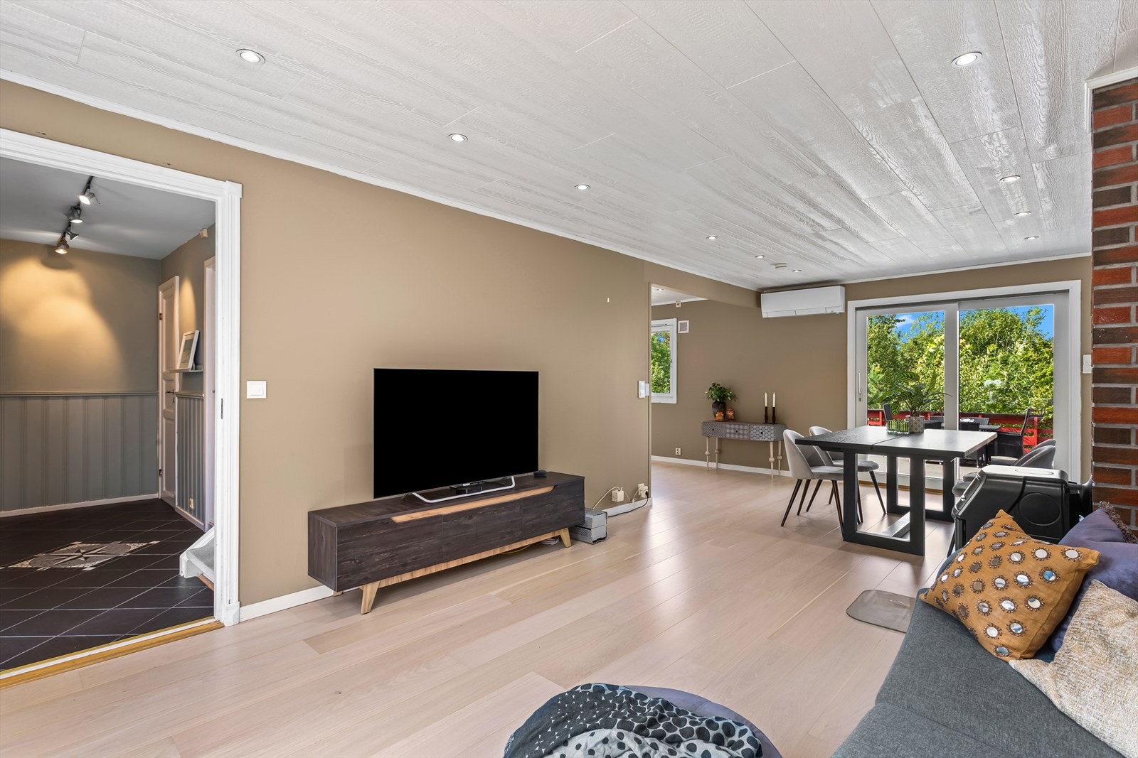 Parketten i stuen ble lagt i 2021, og det er montert varmepumpe i tillegg til peis. Galleribilde