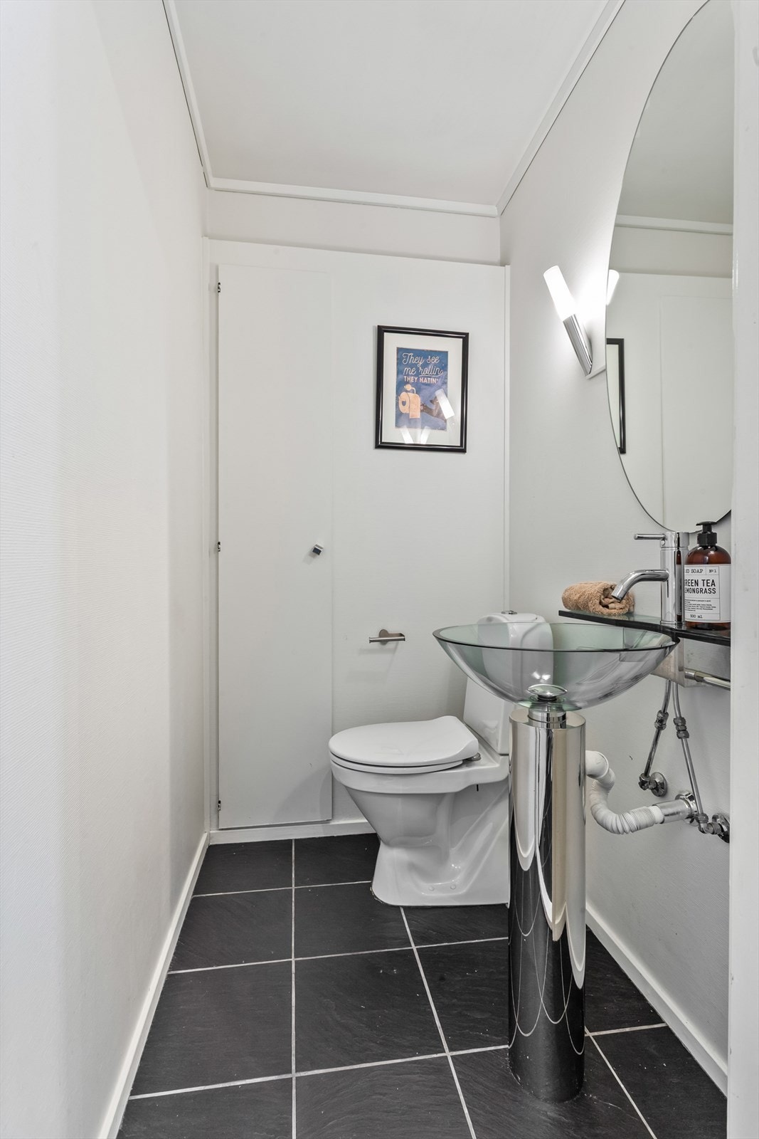 Praktisk toalettrom i 1. etasje. Galleribilde