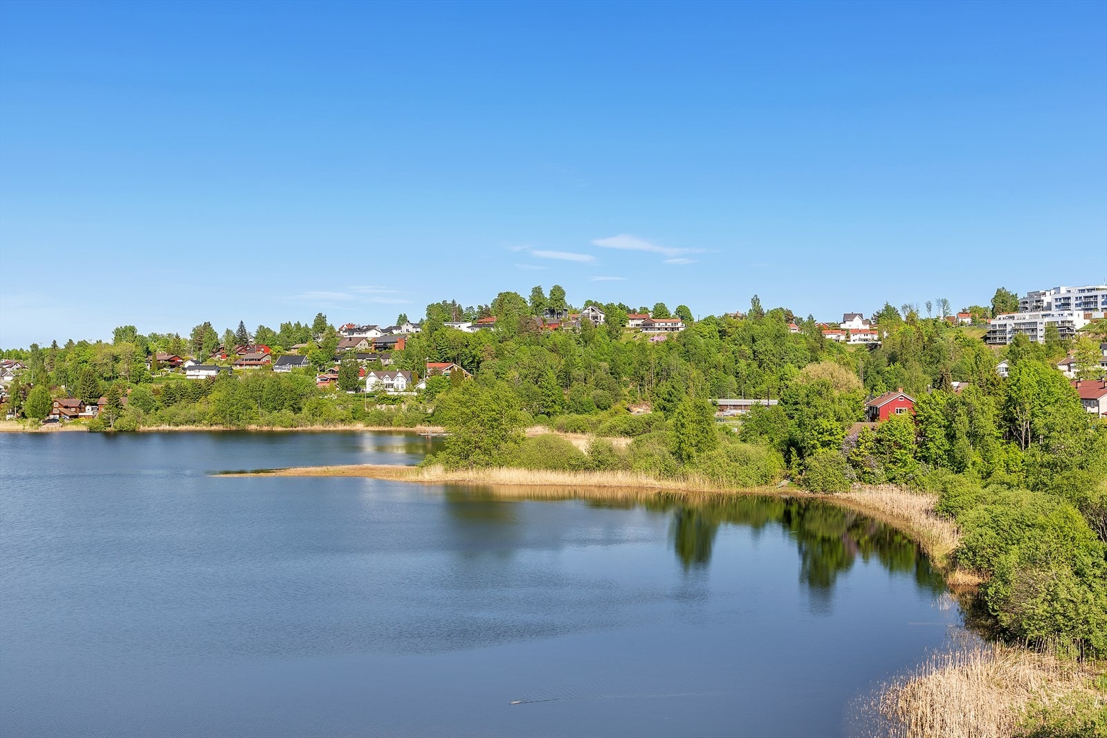 Midt i hjertet av Heggedal ligger Gjellumvannet med badestrand og flytebrygge. Galleribilde