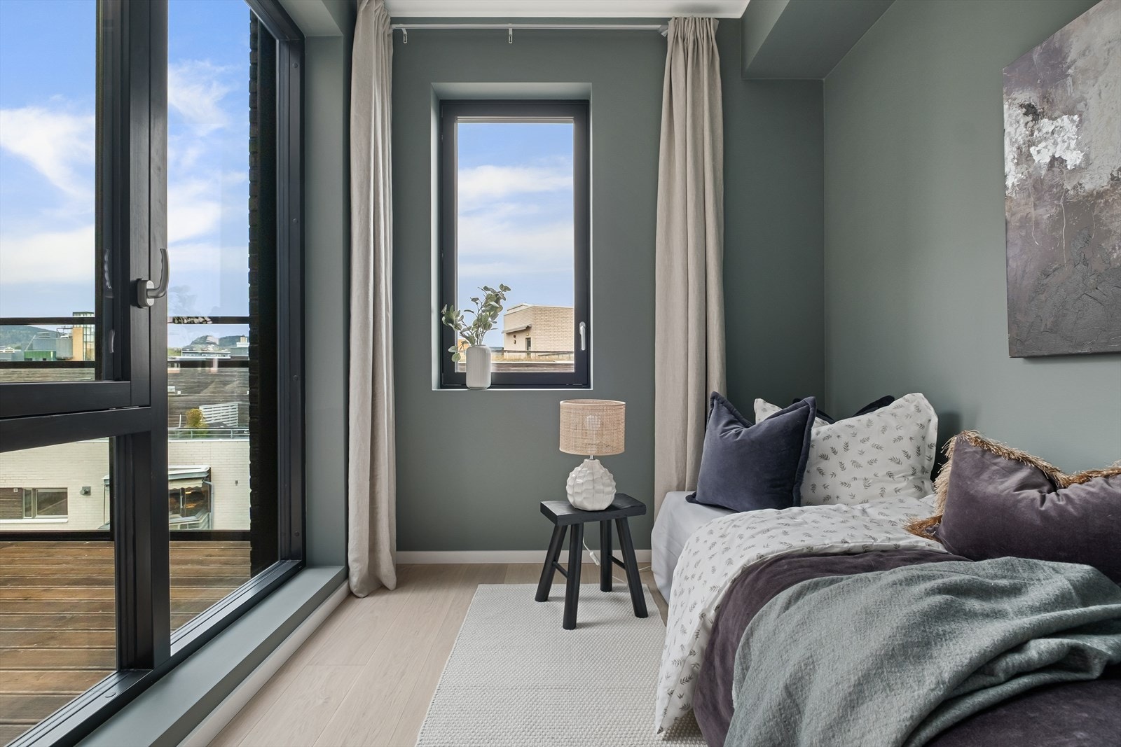 Soverom nr. 2 er av god størrelse og har plass til seng, nattbord og garderobe Galleribilde